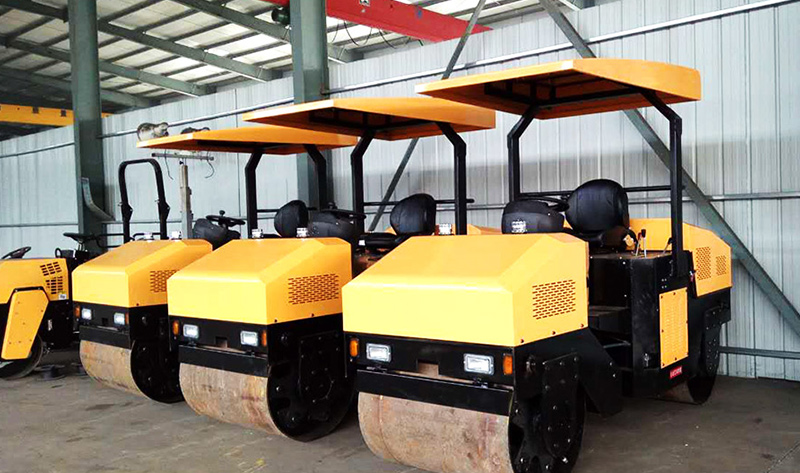 小(xiǎo)型壓路機碾壓坡道的技(jì )巧